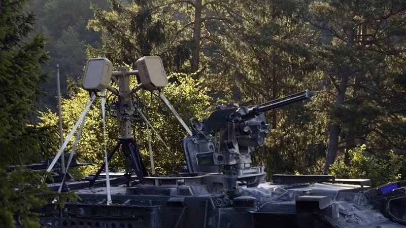 Một chiếc xe Stryker gắn radar nhận thức EchoShield trên nóc. Thiết lập này phát hiện tín hiệu UAV và cung cấp thông tin cập nhật vị trí trực tiếp đến các thiết bị người dùng cuối Nett Warrior của binh lính, giúp nhận thông tin tình báo tức thời. cuoc-chien-chong-drone-dien-ra-ngay-tren-vai-linh-my-2.jpg