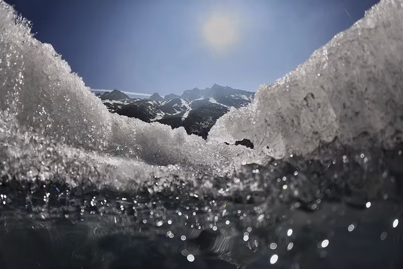 Mặt trời chiếu sáng trên sông băng Rhone đang tan chảy gần Goms, Thụy Sĩ. chum-anh-song-bang-thuy-si-tan-chay-do-bien-doi-khi-hau-013.jpg