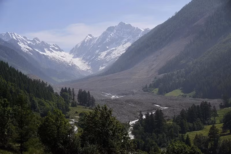 Ông Huss cho rằng chỉ giảm phát thải CO2 toàn cầu mới giúp chậm quá trình tan băng Alpine: “Điều này sẽ không cứu ngay sông băng này, nhưng sẽ giúp tất cả sông băng trong dài hạn” chum-anh-song-bang-thuy-si-tan-chay-do-bien-doi-khi-hau-016.jpg