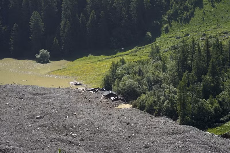 Mối lo tăng thêm sau vụ sụp băng Birch khiến đá lớn trượt đổ xuống làng Blatten (Valais) hồi cuối tháng 5, che phủ 90 % ngôi làng và buộc sơ tán 300 cư dân, làm chảy tắc sông Lonza chum-anh-song-bang-thuy-si-tan-chay-do-bien-doi-khi-hau-014.jpg