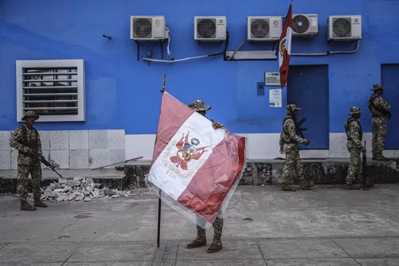 Các binh sĩ Peru chuẩn bị cho lễ chào cờ buổi sáng tại Santa Rosa, Peru ngày 17/8. (Ảnh: AP) chum-anh-cuoc-song-o-dao-santa-rosa-03.jpg