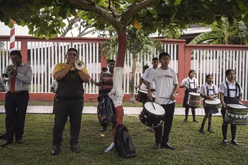 Nơi đây không có hệ thống thoát nước và cũng không có nghĩa trang; nhiều người chôn cất người thân bên kia sông, ở Colombia hoặc Brazil. (Ảnh: AP) chum-anh-cuoc-song-o-dao-santa-rosa-010.jpg