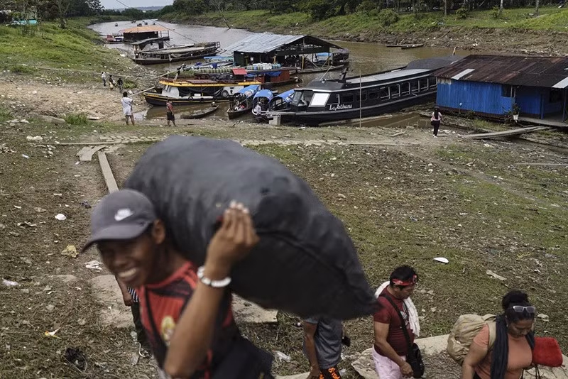 Người dân đảo Santa Rosa, Peru, chất hàng hóa lên thuyền tại Leticia, Colombia (Ảnh: AP) chum-anh-cuoc-song-o-dao-santa-rosa-04.jpg