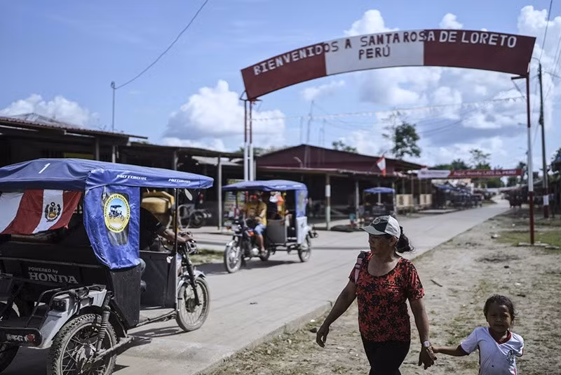 Người dân đi bộ trên con đường có biển chào mừng đến Santa Rosa, Peru ngày 18/8. (Ảnh: AP) chum-anh-cuoc-song-o-dao-santa-rosa-018.jpg