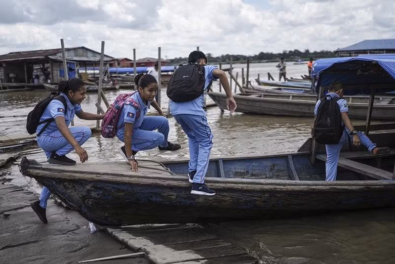 Học sinh lên thuyền sau giờ học tại Santa Rosa, Peru, để trở về nhà ở Tabatinga, Brazil ngày 18/8. (Ảnh: AP) chum-anh-cuoc-song-o-dao-santa-rosa-020.jpg