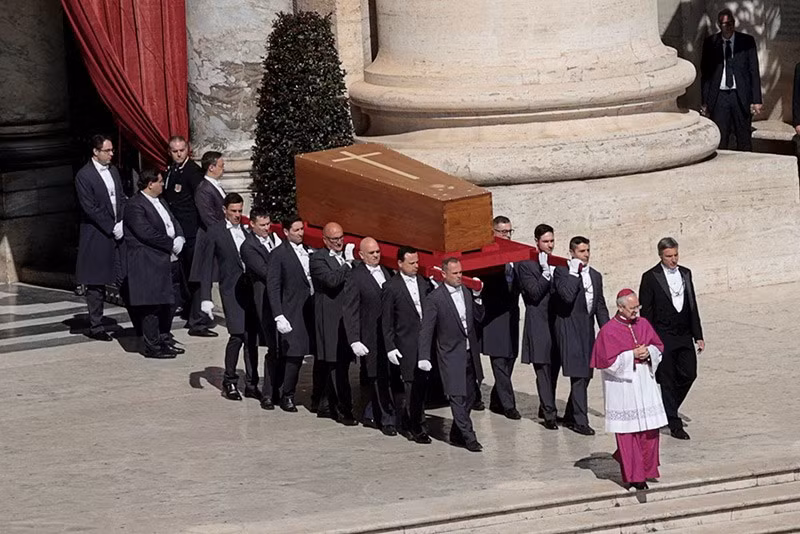 Những người khiêng quan tài của Đức Giáo hoàng Francis tại Vatican. Ảnh: REUTERS/Remo Casilli chum-anh-tang-le-giao-hoang-francis-0405-018.jpg