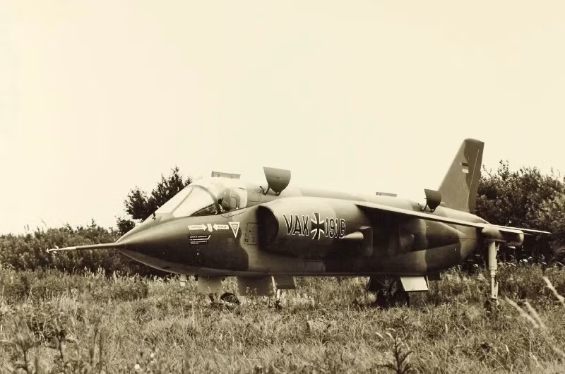 Dự án VTOL trị giá 192 triệu bảng Anh, dùng động cơ RB.193 và hai động cơ nâng. Thiết kế thon với tỷ lệ mảnh cao, nhưng lực đẩy/thể trọng thấp và cánh nhỏ khiến khả năng cơ động kém. Ngừng phát triển năm 1972. 10-chien-dau-co-cat-ha-canh-thang-dung-khien-the-gioi-ngac-nhien.jpg