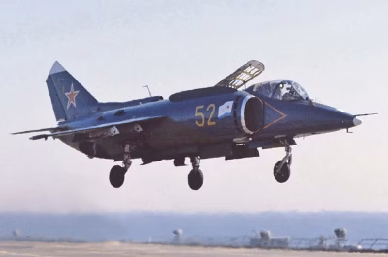 Tiêm kích VTOL Liên Xô, phục vụ 1976–1991 và tham chiến Afghanistan. Có hai động cơ nâng và một động cơ hành trình. Sản xuất khoảng 200 chiếc. Tầm bay và tải trọng yếu, dễ mất ổn định khi hỏng động cơ nâng. 10-chien-dau-co-cat-ha-canh-thang-dung-khien-the-gioi-ngac-nhien-7.jpg