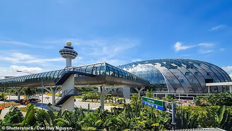 Sân bay Changi (Singapore): Xếp thứ 2 với điểm số 9.01/10. Có 156 tuyến bay, 67% là tuyến hạng thương gia, cùng 36 phòng chờ và 7 khách sạn gần sân bay. chum-anh-nhung-san-bay-tot-nhat-the-gioi-1105-02.jpg