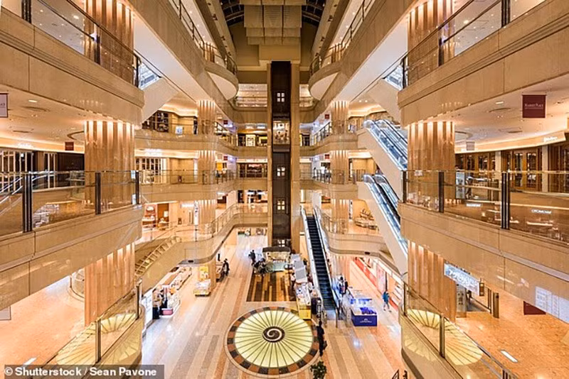 Sân bay Haneda (Tokyo, Nhật Bản): Xếp thứ 4 với điểm số 8.37/10. Có 102 tuyến bay, 95% là tuyến hạng thương gia. Sân bay có 33 phòng chờ, 4 khách sạn gần sân bay và cách trung tâm thương mại 40 phút di chuyển. chum-anh-nhung-san-bay-tot-nhat-the-gioi-1105-04.jpg