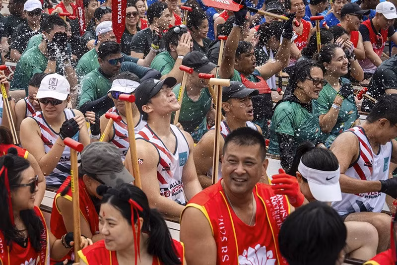 (Ảnh: AP/Chan Long Hei) chum-anh-le-hoi-dua-thuyen-rong-o-hong-kong-0505-014.jpg