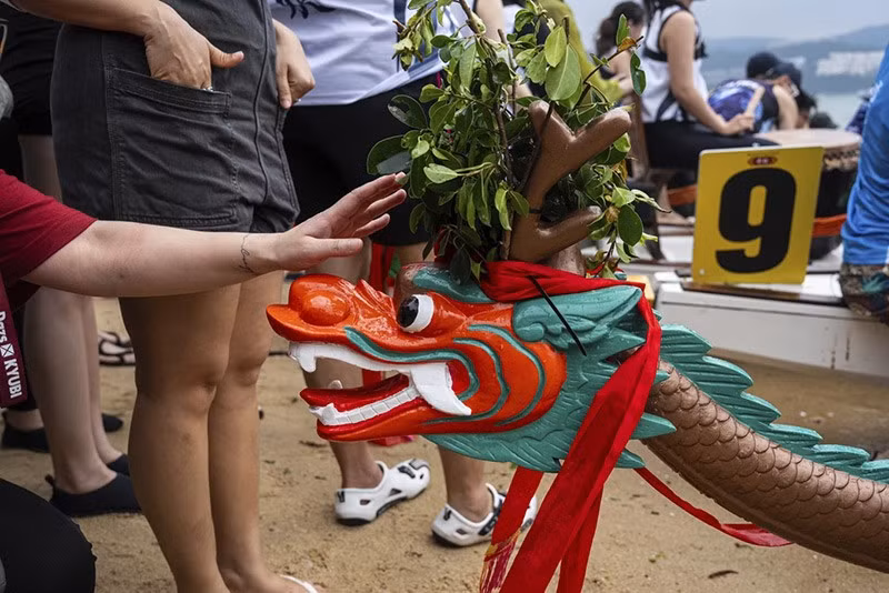 Một vận động viên chạm vào đầu rồng trước cuộc đua trong Giải vô địch thuyền rồng quốc tế Stanley. (Ảnh: AP/Chan Long Hei) chum-anh-le-hoi-dua-thuyen-rong-o-hong-kong-0505-017.jpg