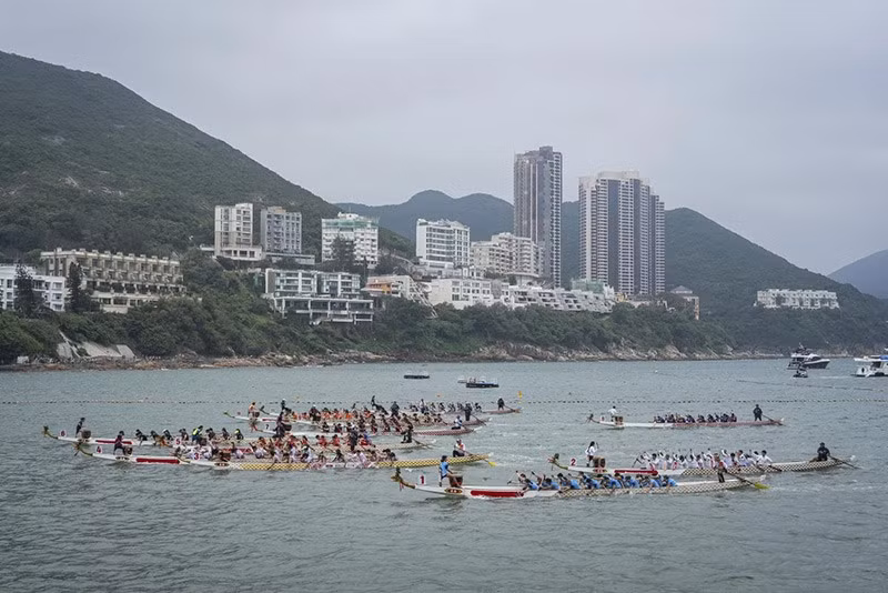 (Ảnh: AP/Chan Long Hei) chum-anh-le-hoi-dua-thuyen-rong-o-hong-kong-0505-09.jpg