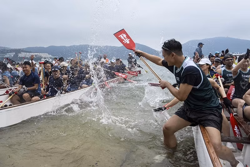 (Ảnh: AP/Chan Long Hei) chum-anh-le-hoi-dua-thuyen-rong-o-hong-kong-0505-011.jpg