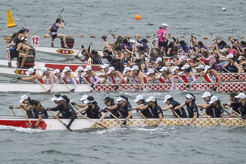 (Ảnh: AP/Chan Long Hei) chum-anh-le-hoi-dua-thuyen-rong-o-hong-kong-0505-08.jpg