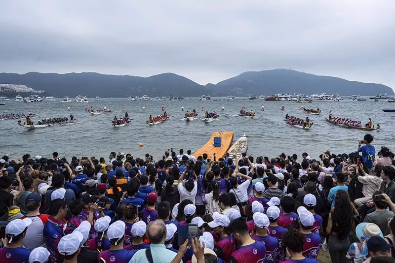 chum-anh-le-hoi-dua-thuyen-rong-o-hong-kong-0505-04.jpg
