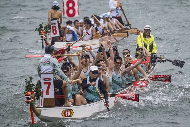 (Ảnh: AP/Chan Long Hei) chum-anh-le-hoi-dua-thuyen-rong-o-hong-kong-0505-015.jpg