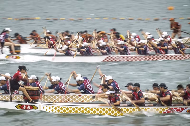 (Ảnh: AP/Chan Long Hei) chum-anh-le-hoi-dua-thuyen-rong-o-hong-kong-0505-010.jpg