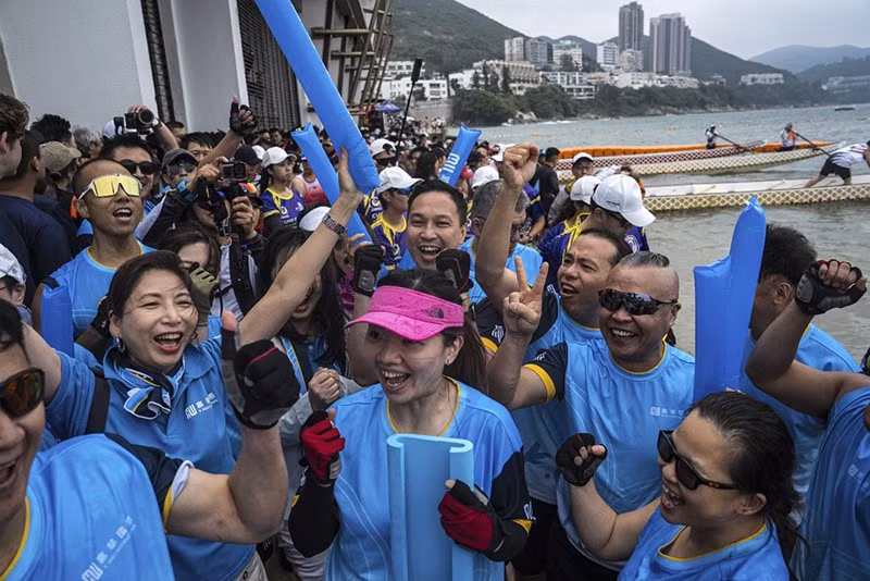 (Ảnh: AP/Chan Long Hei) chum-anh-le-hoi-dua-thuyen-rong-o-hong-kong-0505-016.jpg
