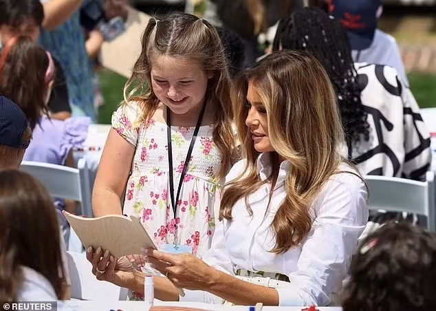 Bà Melania Trump vừa có một lần xuất hiện hiếm hoi tại Nhà Trắng khi tham gia "Ngày đưa con đến nơi làm việc". de-nhat-phu-nhan-my-xuat-hien-hiem-hoi-cung-tre-em-tai-nha-trang-1.jpg
