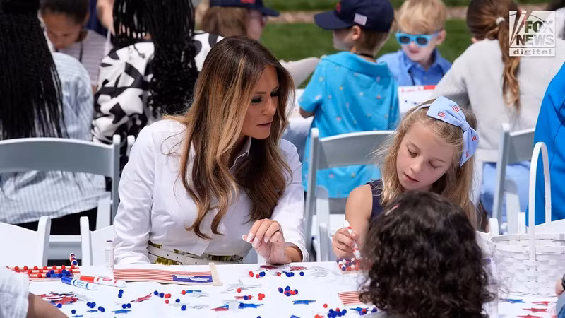 Bà Melania xúc động chia sẻ: “Chỉ người mẹ mới thực sự hiểu nỗi lo và tình yêu vô điều kiện dành cho con cái.” de-nhat-phu-nhan-my-xuat-hien-hiem-hoi-cung-tre-em-tai-nha-trang-9.jpg