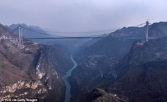 Công trình đầy tham vọng này bắt đầu được triển khai năm 2022 để tạo ra một đường cao tốc nối liền khu vực Liuzhi và Anlong ở phía tây nam tỉnh Quý Châu. Cây cầu có chi phí 278 triệu USD sẽ thúc đẩy du lịch và kinh tế địa phương. can-canh-cay-cau-cao-nhat-the-gioi-sap-khanh-thanh-3.jpg