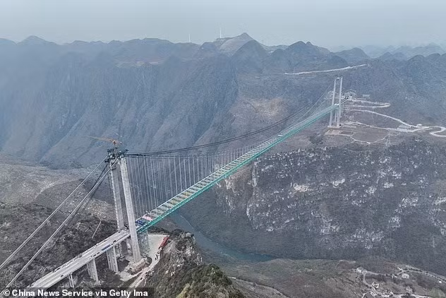 Cầu Huajiang Grand Canyon, dự kiến khánh thành vào tháng 6 và sẽ rút ngắn thời gian di chuyển qua hẻm núi từ hơn một giờ xuống chỉ còn vài phút. can-canh-cay-cau-cao-nhat-the-gioi-sap-khanh-thanh.jpg