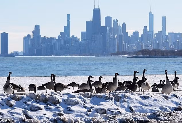 Tại Flint, Michigan, nhiệt độ xuống -19°C, phá kỷ lục -21°C năm 1991. Cuối tuần, Bắc Plains và Trung Tây trên dự báo duy trì mức dưới 0°C, nhiều nơi chỉ từ -17°C đến -7°C. bang-gia-tan-cong-nuoc-my-tao-nen-hien-tuong-thien-nhien-ky-di-2.jpg