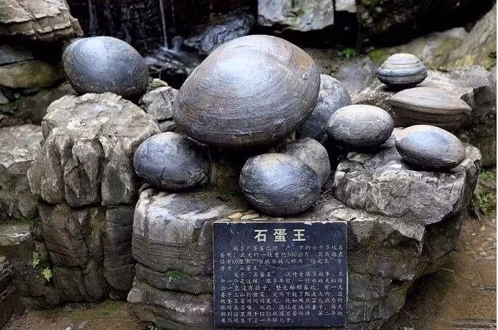 Khi lớp đá mềm bị bào mòn, các khối đá cứng hơn lộ ra và rơi xuống. Dù đã được nghiên cứu nhiều năm, hiện tượng “núi đẻ trứng” vẫn là điều bí ẩn. ngon-nui-biet-de-trung-ky-la-khien-khoa-hoc-bo-tay.jpg