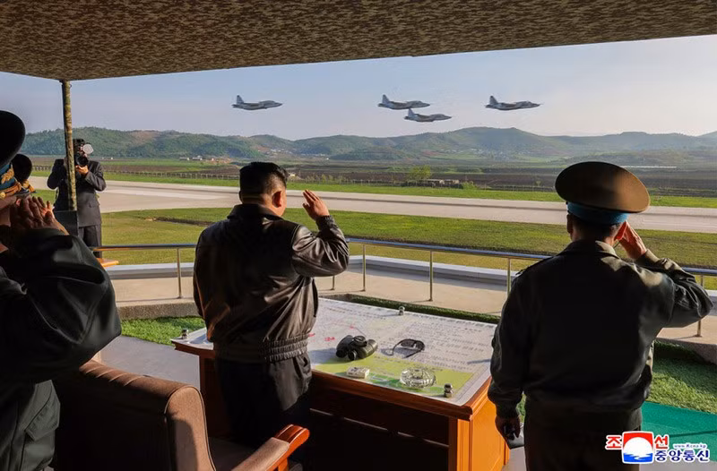 chum-anh-ong-kim-jong-un-thi-sat-tap-tran-khong-quan-0505-022.jpg