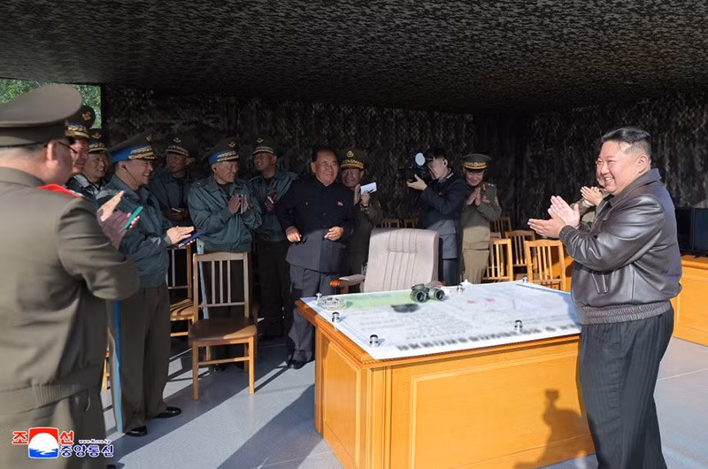chum-anh-ong-kim-jong-un-thi-sat-tap-tran-khong-quan-0505-014.jpg
