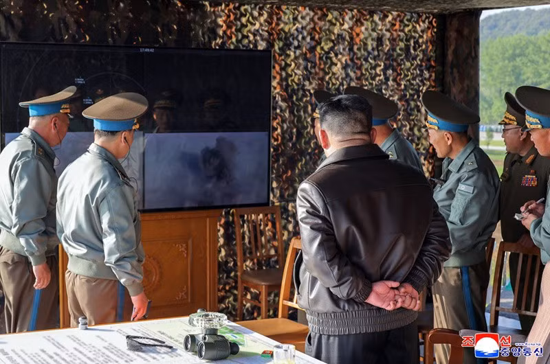 chum-anh-ong-kim-jong-un-thi-sat-tap-tran-khong-quan-0505-018.jpg