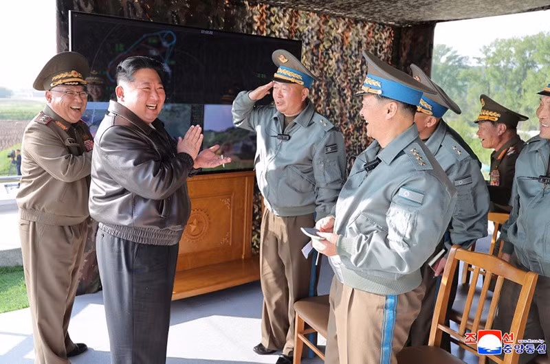 chum-anh-ong-kim-jong-un-thi-sat-tap-tran-khong-quan-0505-010.jpg