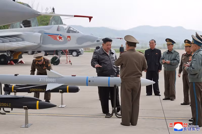 chum-anh-ong-kim-jong-un-thi-sat-tap-tran-khong-quan-0505-025.jpg