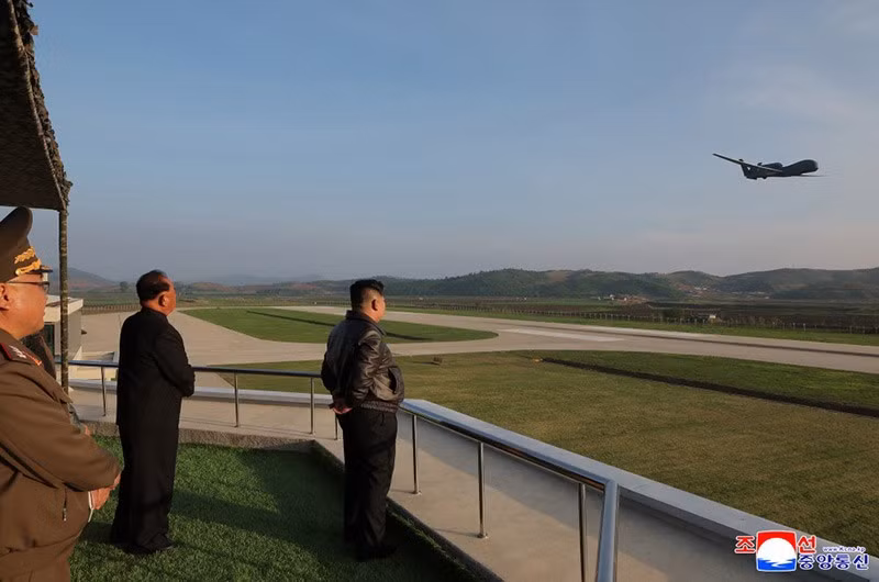chum-anh-ong-kim-jong-un-thi-sat-tap-tran-khong-quan-0505-027.jpg