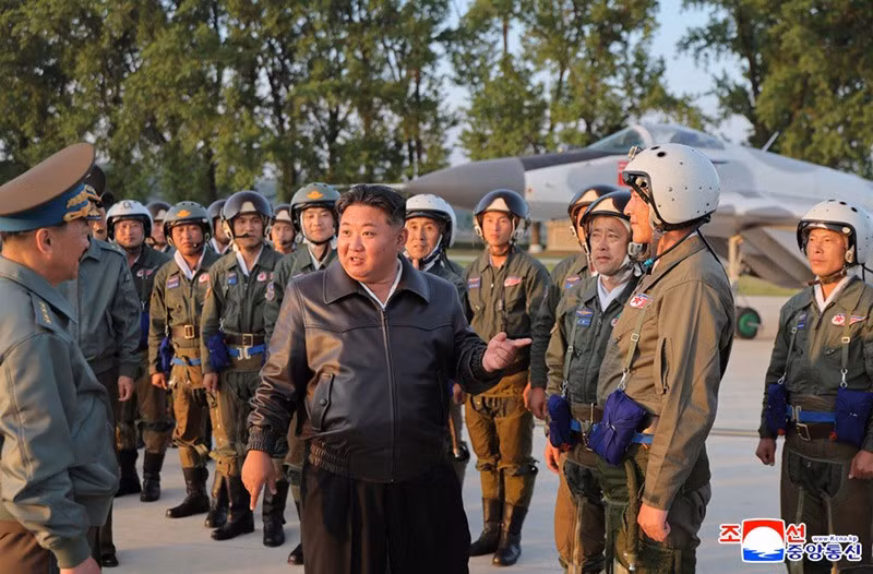 chum-anh-ong-kim-jong-un-thi-sat-tap-tran-khong-quan-0505-032.jpg
