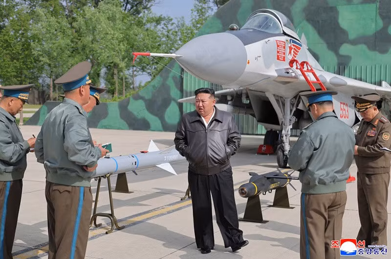 chum-anh-ong-kim-jong-un-thi-sat-tap-tran-khong-quan-0505-023.jpg