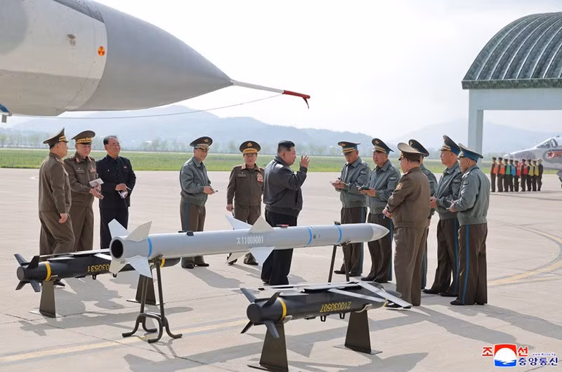 chum-anh-ong-kim-jong-un-thi-sat-tap-tran-khong-quan-0505-026.jpg