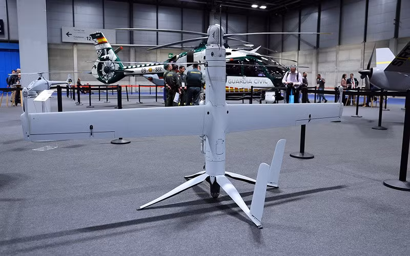 Một hệ thống máy bay chiến thuật cất cánh và hạ cánh thẳng đứng (VTOL) loại nhỏ có tính cơ động cao mang tên FLEXROTOR, do Airbus sản xuất, được trưng bày. chum-anh-trien-lam-quoc-phong-va-an-ninh-feindef-2025-03.jpg