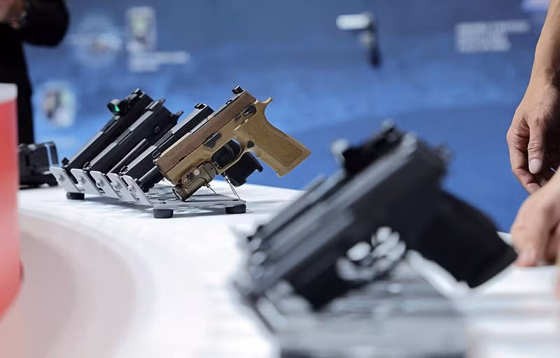 Các loại súng lục bán tự động từ công ty Sig Sauer của Hoa Kỳ được trưng bày. chum-anh-trien-lam-quoc-phong-va-an-ninh-feindef-2025-010.jpg