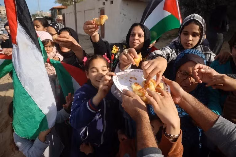 Đêm đầu tiên sau hơn một năm, người dân ở Gaza sẽ được ngủ mà không phải lo sợ những quả bom bất ngờ rơi trúng đầu họ bên trong nhà hoặc bên trong trại lều của họ. 90-tu-nhan-palestine-vui-mung-duoc-ve-voi-gia-dinh-bom-ngung-roi-o-gaza-9.jpg