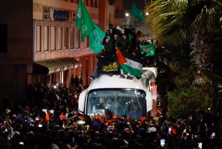Gia đình của các tù nhân Palestine đã chờ đợi nhiều giờ trước khi họ được thả, trong khi lực lượng Israel sử dụng hơi cay để ngăn cản người thân và những người chúc mừng tụ tập gần nhà tù. 90-tu-nhan-palestine-vui-mung-duoc-ve-voi-gia-dinh-bom-ngung-roi-o-gaza-2.jpg