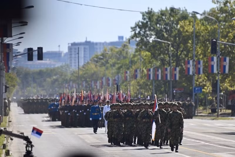 belgrade-ruc-ro-trong-duyet-binh-nhan-ngay-thong-nhat-serbia-7.jpg