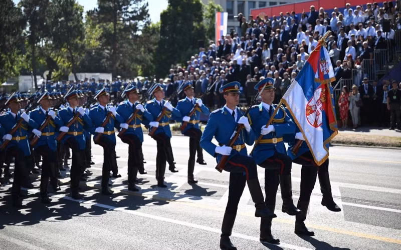 Ngoài ra, một lá cờ lớn của Serbia đã được kéo phất trên quảng trường. Người dân tập trung tại đó cũng đã hát quốc ca, có dàn nhạc đệm. belgrade-ruc-ro-trong-duyet-binh-nhan-ngay-thong-nhat-serbia-8.jpg