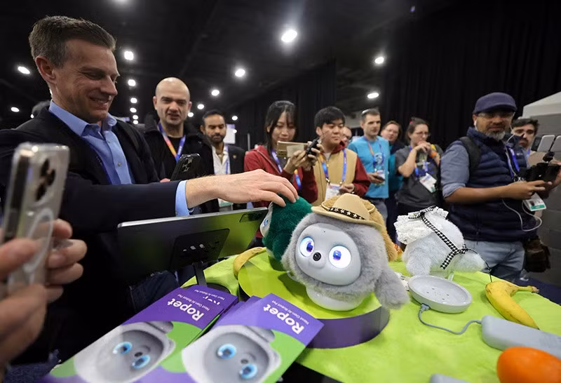 Mọi người xem Ropets, thú cưng robot AI. Ảnh: REUTERS/Steve Marcus cong-nghe-moi-ra-mat-o-trien-lam-ces-2025-010.jpg