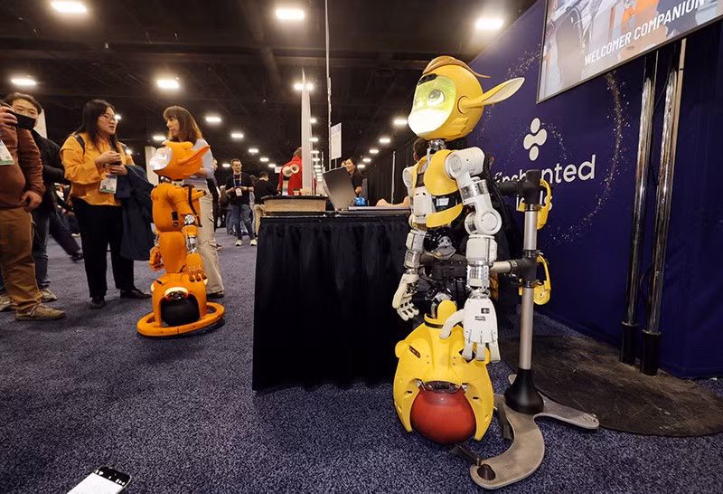 Robot được sử dụng làm người chào đón, trợ lý hoặc hướng dẫn viên được trưng bày tại gian hàng Enchanted Tools trong CES 2025 ở Las Vegas, Nevada. Ảnh: REUTERS/Steve Marcus cong-nghe-moi-ra-mat-o-trien-lam-ces-2025-01.jpg