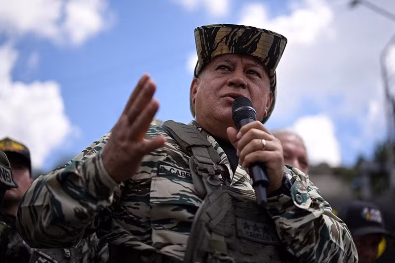 Bộ trưởng Nội vụ Venezuela Diosdado Cabello phát biểu trong buổi diễn tập huấn luyện người dân sử dụng vũ khí tại Caracas, Venezuela. Ảnh: Reuters chum-anh-quan-doi-venezuela-huan-luyen-dan-thuong-08.jpg