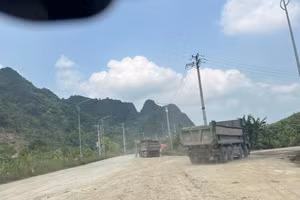 Xe tải chở đất khai thác trái phép đi tiêu thụ. Ảnh: TG