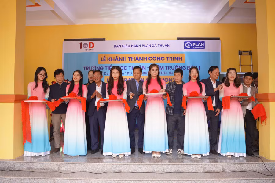 Đại diện các đơn vị tổ chức khánh thành, bàn giao 3 phòng học ở Quảng Trị.