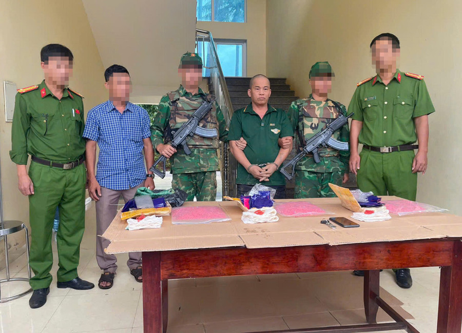 Nghi phạm vận chuyển ma túy bị bắt giữ. (Ảnh: Hoài Nam)